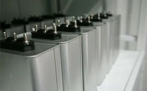 哪些因素影響電力電容器的容量？